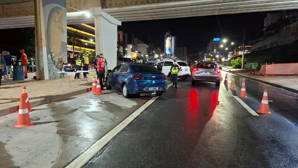 Operação Lei Seca em Cuiabá fiscaliza 55 veículos e retira 28 das ruas - Fiscalização na Avenida Historiador Rubens de Mendonça, bairro Araés, em Cuiabá